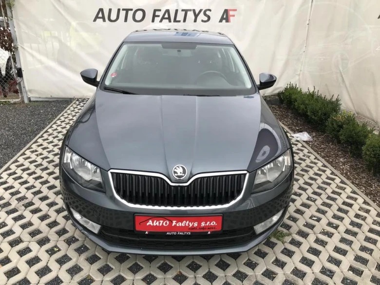 Škoda Octavia zepředu na parkovišti u prodejce.