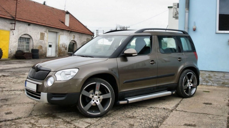 Modifikovaný SUV automobil s velkými koly na asfaltové ploše.