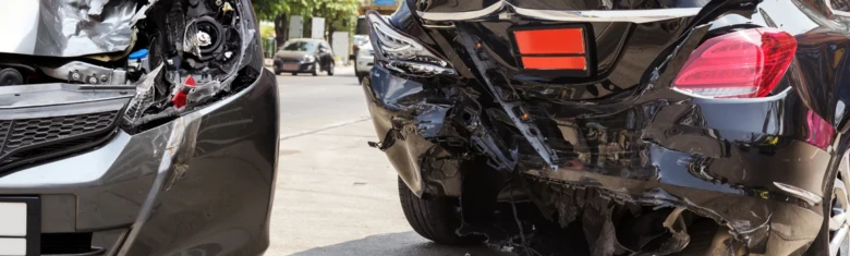 Dva poškozené automobily z dopravní nehody na silnici