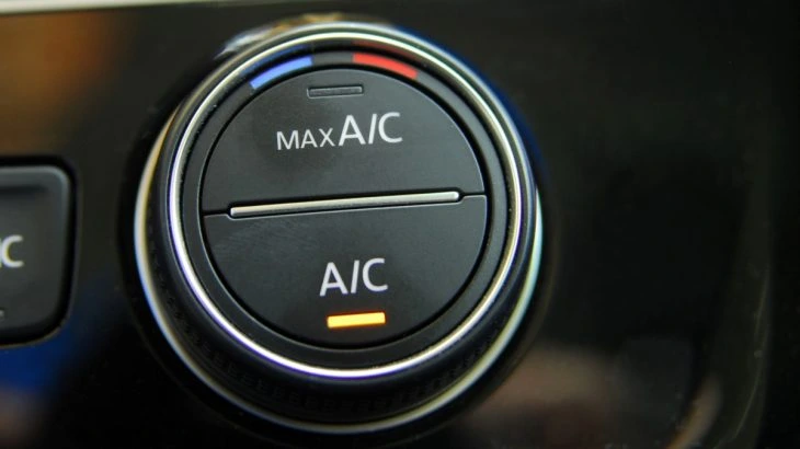 Tlačítko AC v autě s nastavením teploty pro klimatizaci.