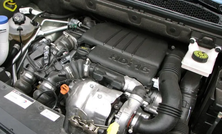 Motor 1,6 HDi v podkapotí automobilu pro efektivitu.