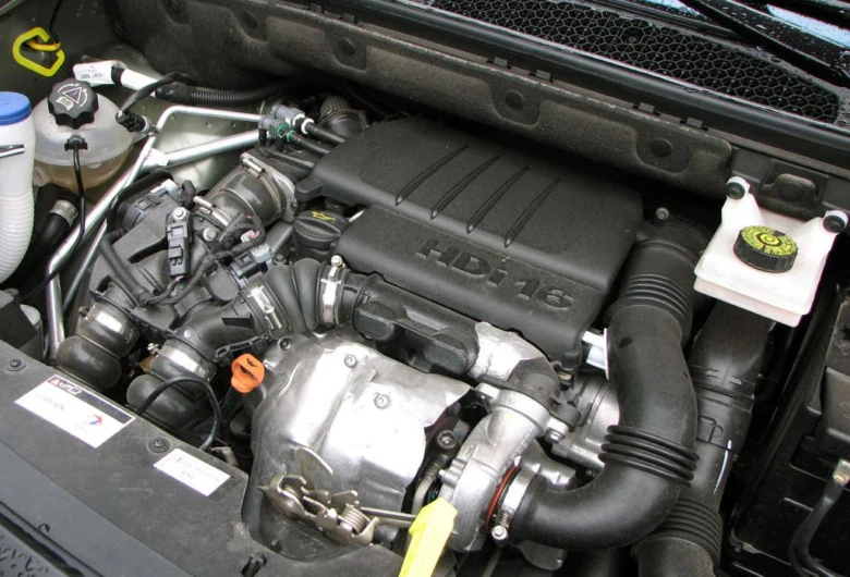 Motor 1,6 HDi v podkapotí automobilu pro efektivitu.