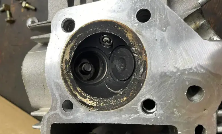Otevřený válec motoru s viditelnými ventily pro kontrolu časování