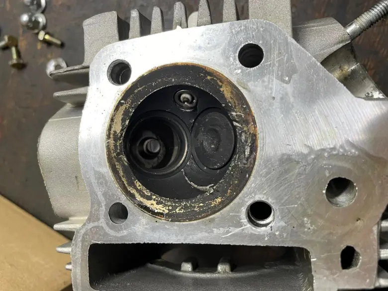 Otevřený válec motoru s viditelnými ventily pro kontrolu časování