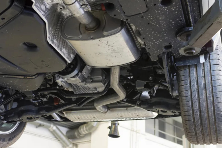 Podvozek automobilu s viditelným katalyzátorem a výfukovým systémem.
