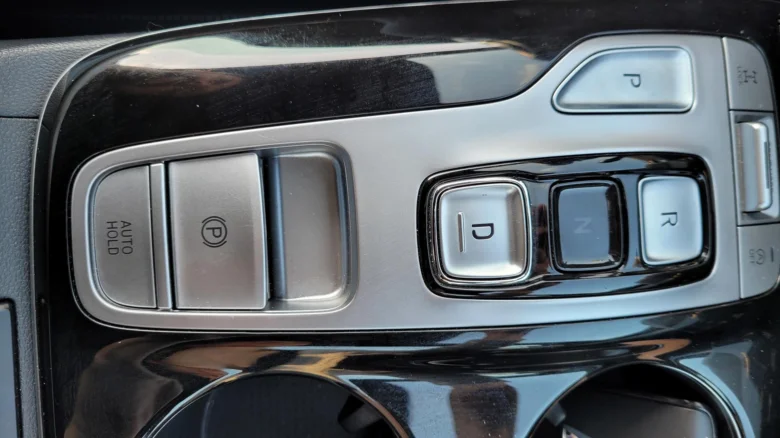 Tlačítko AUTO HOLD na přepínači převodovky v autě.