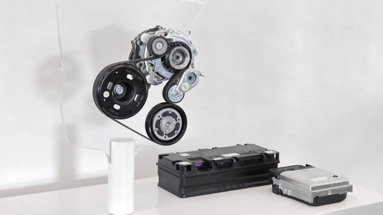 Hybridní auto s baterií a motorem na bílém pozadí.