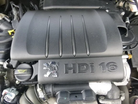 Motor Peugeot HDi 1.6 v otevřeném prostoru pod kapotou.