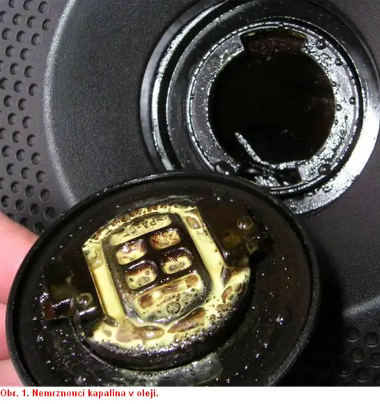 Znečištěný olej v motoru s vodou na víčku.