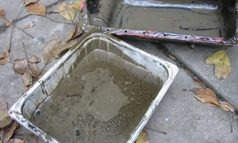 Dva nádrže s odděleným olejem a vodou pro test vlhkosti v motorovém oleji.