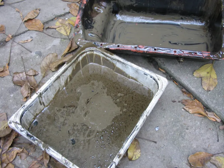 Dva nádrže s odděleným olejem a vodou pro test vlhkosti v motorovém oleji.