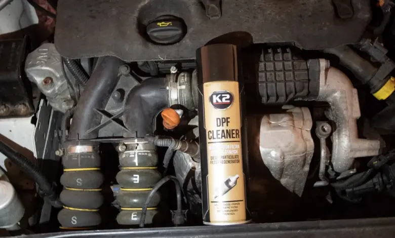 K2 sprej na čištění filtru pevných částic v motorovém prostoru.