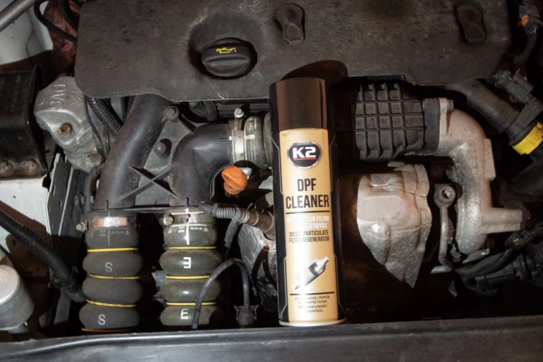 K2 sprej na čištění filtru pevných částic v motorovém prostoru.