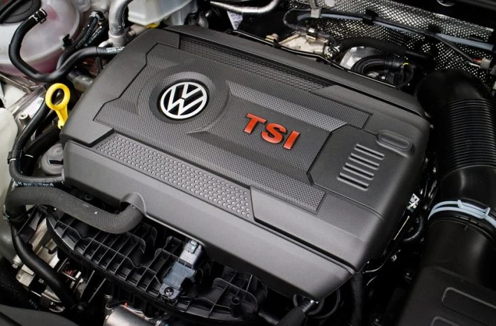 Motor s turbodmychadlem značky Volkswagen v motorovém prostoru.
