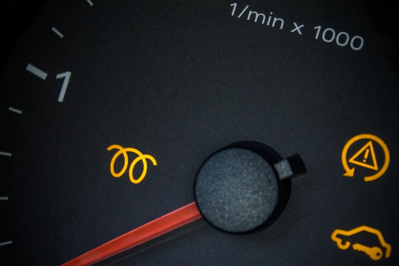 Žluté varovné lampy na přístrojové desce automobilu.
