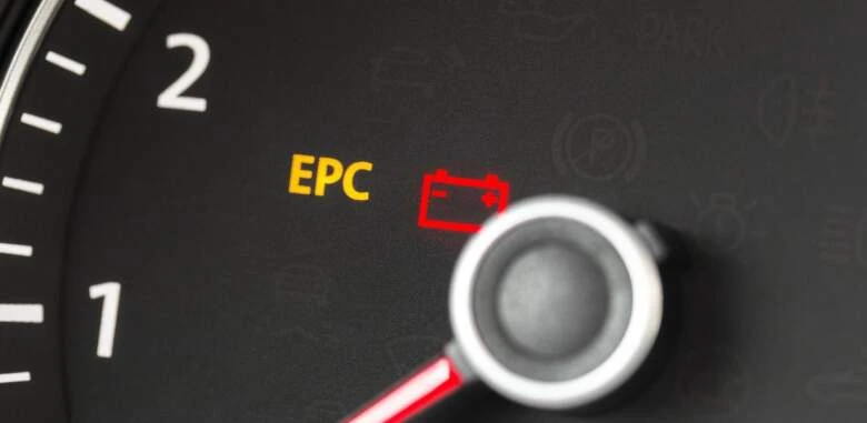Zapnutá kontrolka EPC na palubní desce automobilu.
