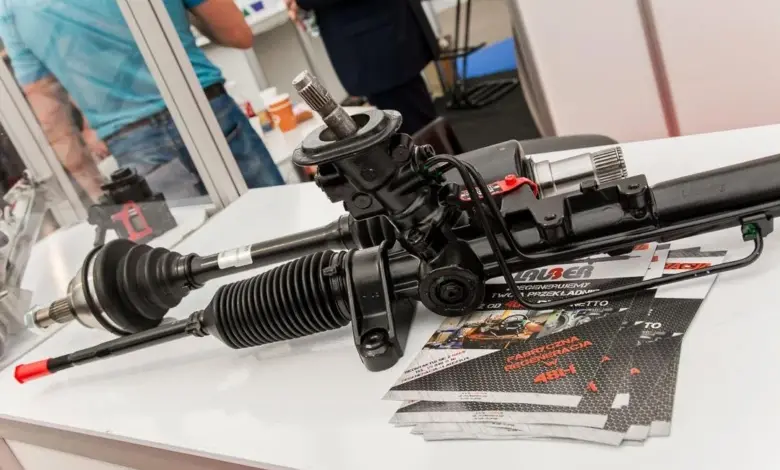 Detailní pohled na hřeben řízení vozidla s hydraulickým čerpadlem.