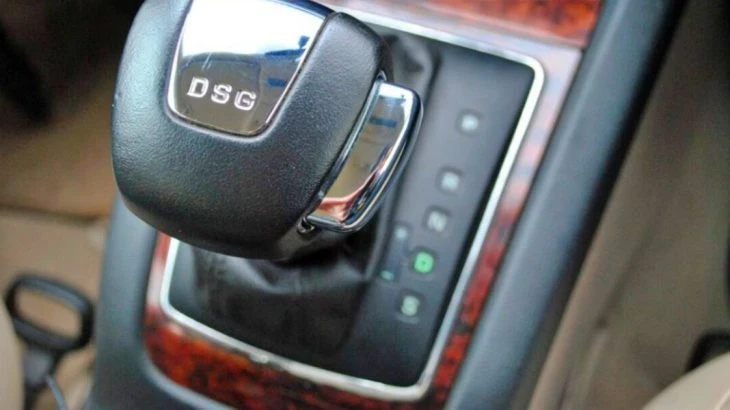 Přepínač převodovky DSG v interiéru automobilu.