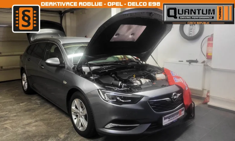 Šedý Opel Insignia s otevřenou kapotou v dílně pro reset chyby.