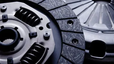 Detailní pohled na automobilovou spojku s třecími destičkami.
