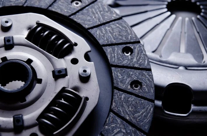 Detailní pohled na automobilovou spojku s třecími destičkami.