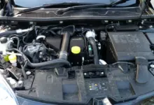 Otevřená motorka vozu s viditelným válcem.