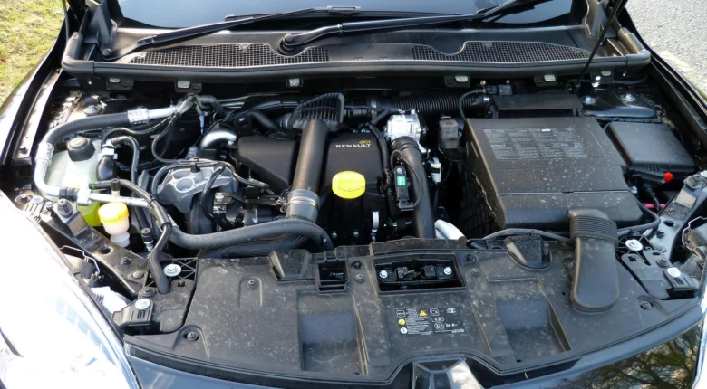 Otevřená motorka vozu s viditelným válcem.