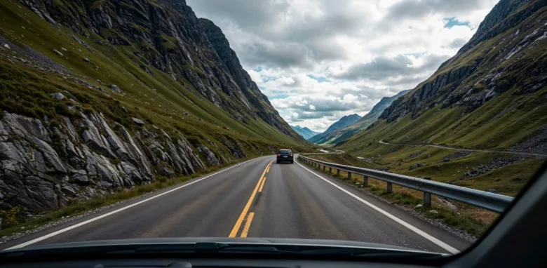 Auto jedoucí po silnici v horách, obecný dopravní kontext.