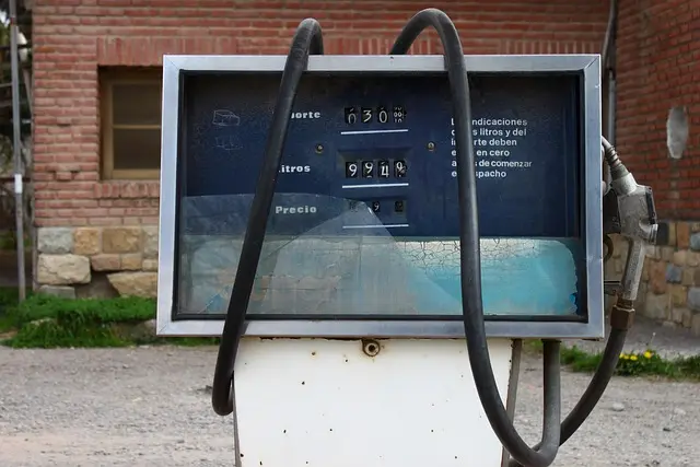 Digitální displej čerpací stanice s cenou a objemem paliva.