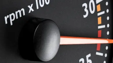Blízký záběr na tachometr ukazující otáčky motoru v autě.