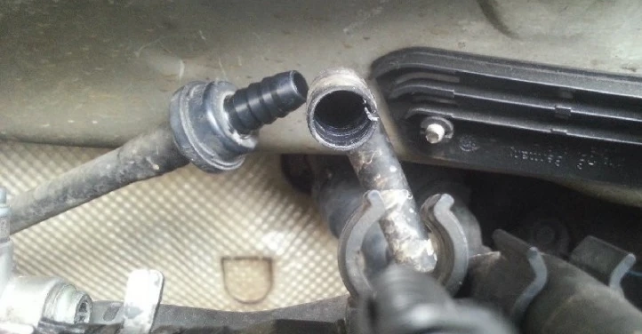 Odpojená hadice podtlakového posilovače brzd uvnitř motorového prostoru.
