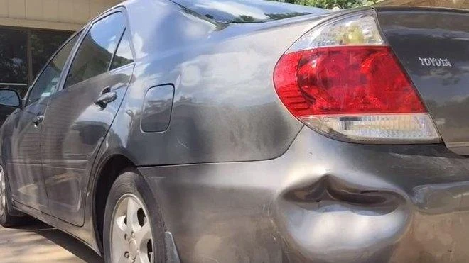 Poškozený zadní nárazník Toyoty s výtlukem