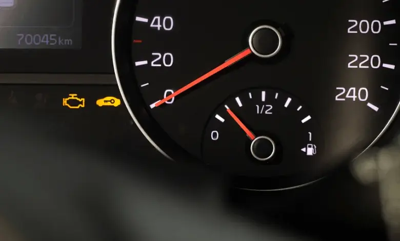 Zapnutá kontrolka motoru na přístrojové desce automobilu.
