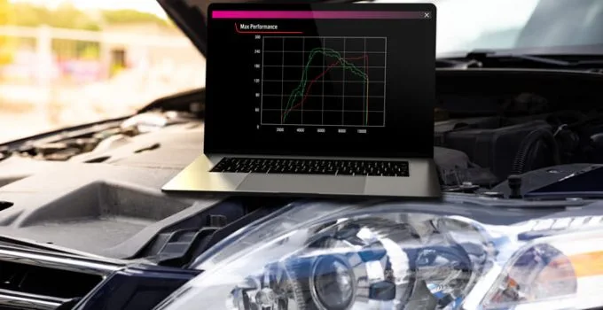 Laptop s grafem výkonu na motorovém prostoru vozu.