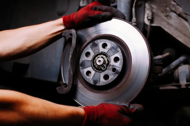 Mechanik mění brzdový kotouč na automobilu