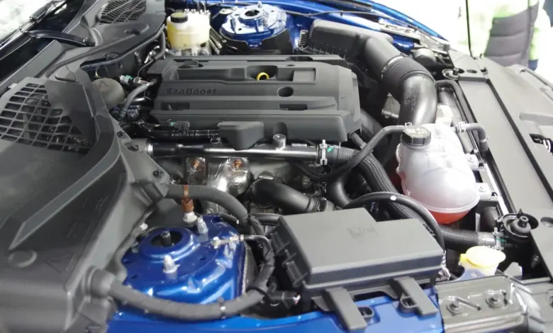 Modrý motor Ford EcoBoost pod kapotou s viditelnými komponenty.