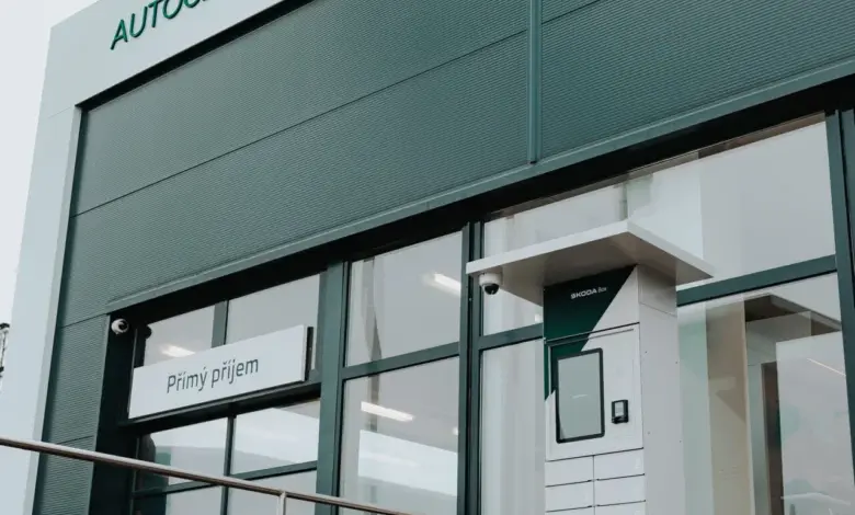 Vstup do servisu Autocentrum Jičín s poštovní schránkou.