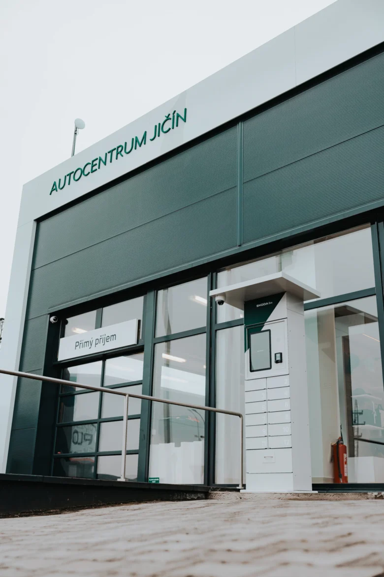 Vstup do servisu Autocentrum Jičín s velkým skleněným průlesem.