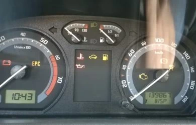 Ukazatel servisního intervalu na přístrojové desce automobilu