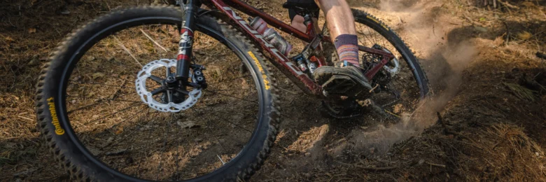 Běžný horský bicykl s pláštěm na ráfku v akci.