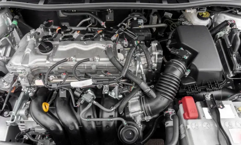Detailní pohled do motorového prostoru s viditelnými hadicemi.