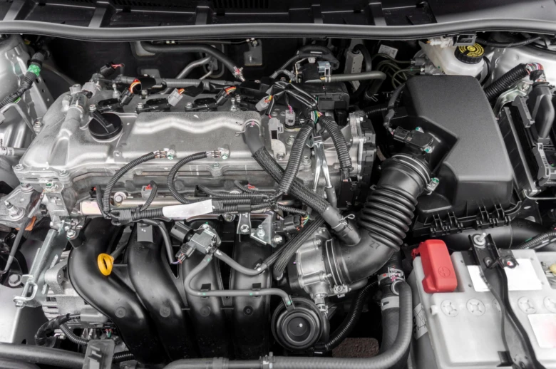 Detailní pohled do motorového prostoru s viditelnými hadicemi.