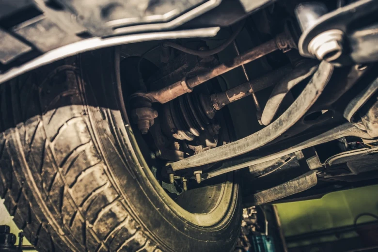 Podvozek automobilu s viditelnými vzpěrami stabilizátoru pod vozem.