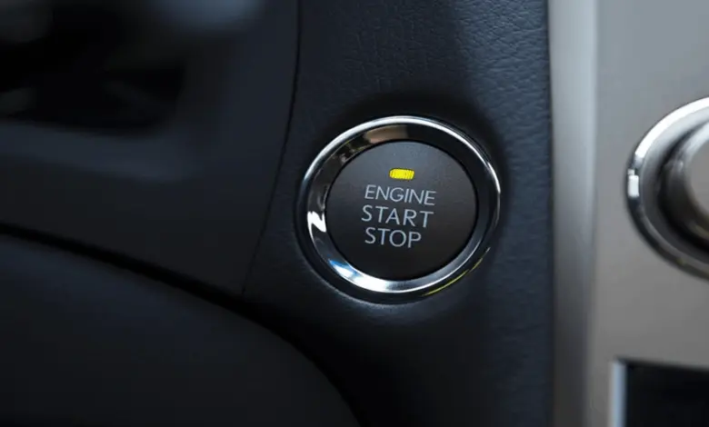 Tlačítko pro zapnutí/vypnutí systému Start-Stop v automobilu.