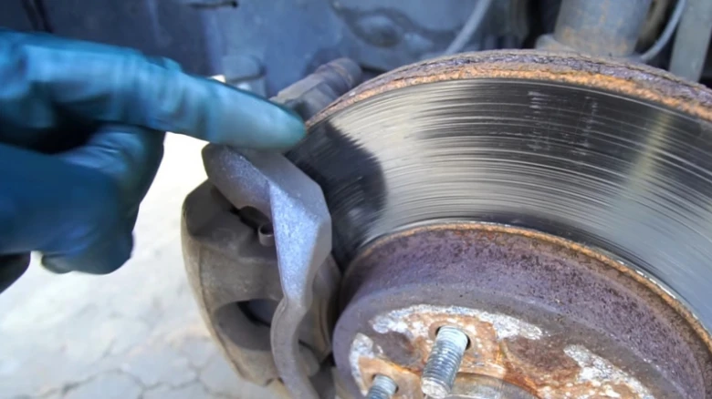 Rusty brzdový kotouč ukazující příčinu hluku při brzdném procesu.