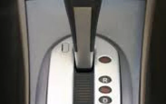 Přepínač převodovky s pozicemi řazení pro jízdu.