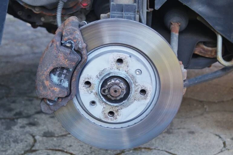 Rusty brzdný čelist na brzdovém kotouči ukazuje příčinu hluku.