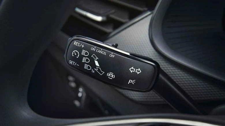 Řídící páčka tempomatu s ikonami pro nastavení Toyota Yaris.