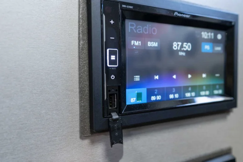 Autorádio s připojeným USB diskem pro hudbu.