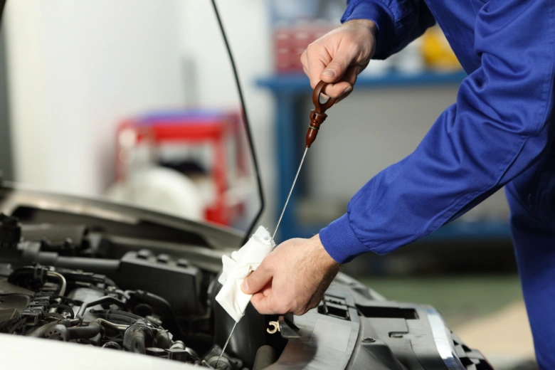 Mechanik kontroluje hladinu motorového oleje pomocí hřídelu.